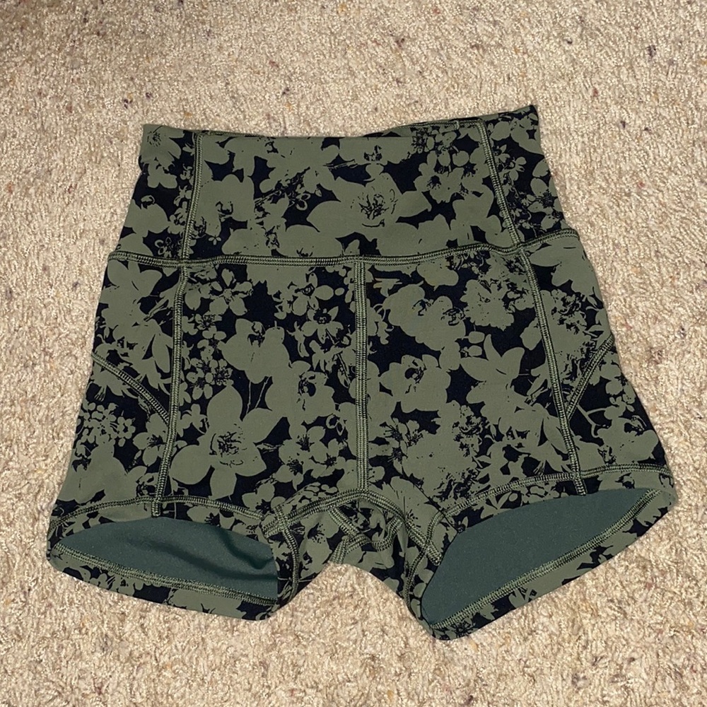 lululemon Align Short 2.5”. Floral Green/ Black Print. Perfect Condition. Size 2